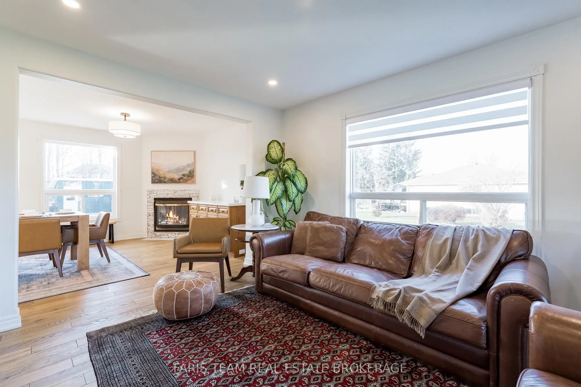 Detached living room at 2040 Lea Road Innisfil