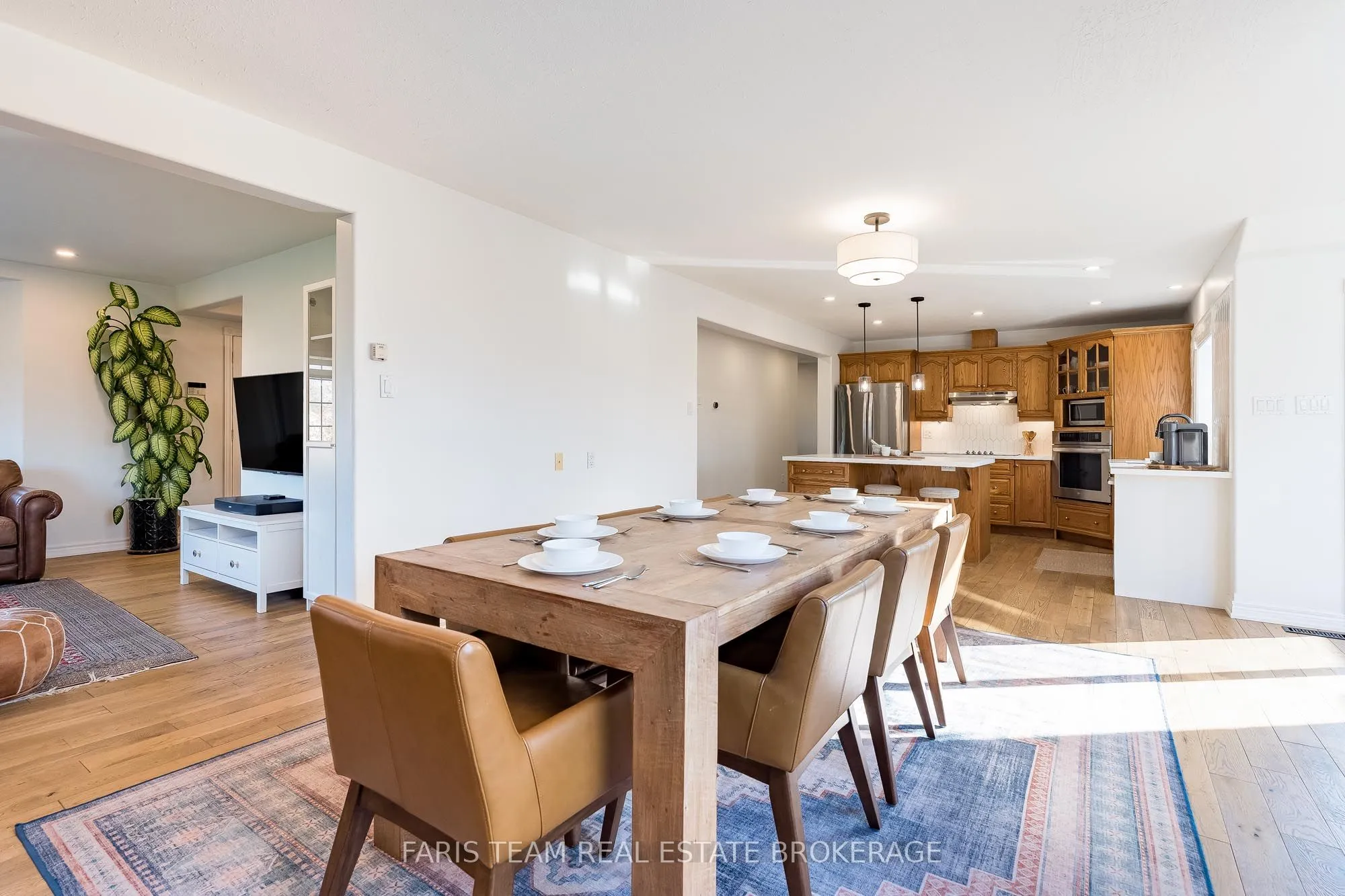 Detached kitchen at 2040 Lea Road Innisfil