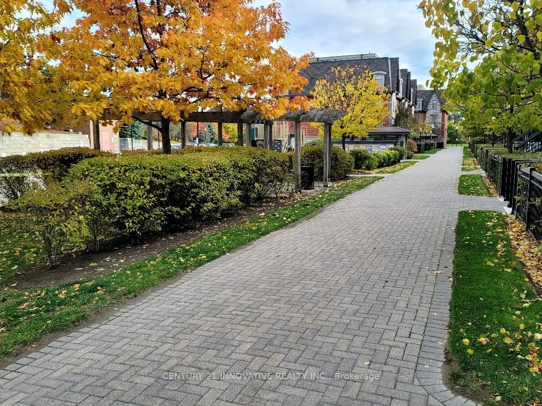 Condo Townhouse kitchen at 320 John Street Markham