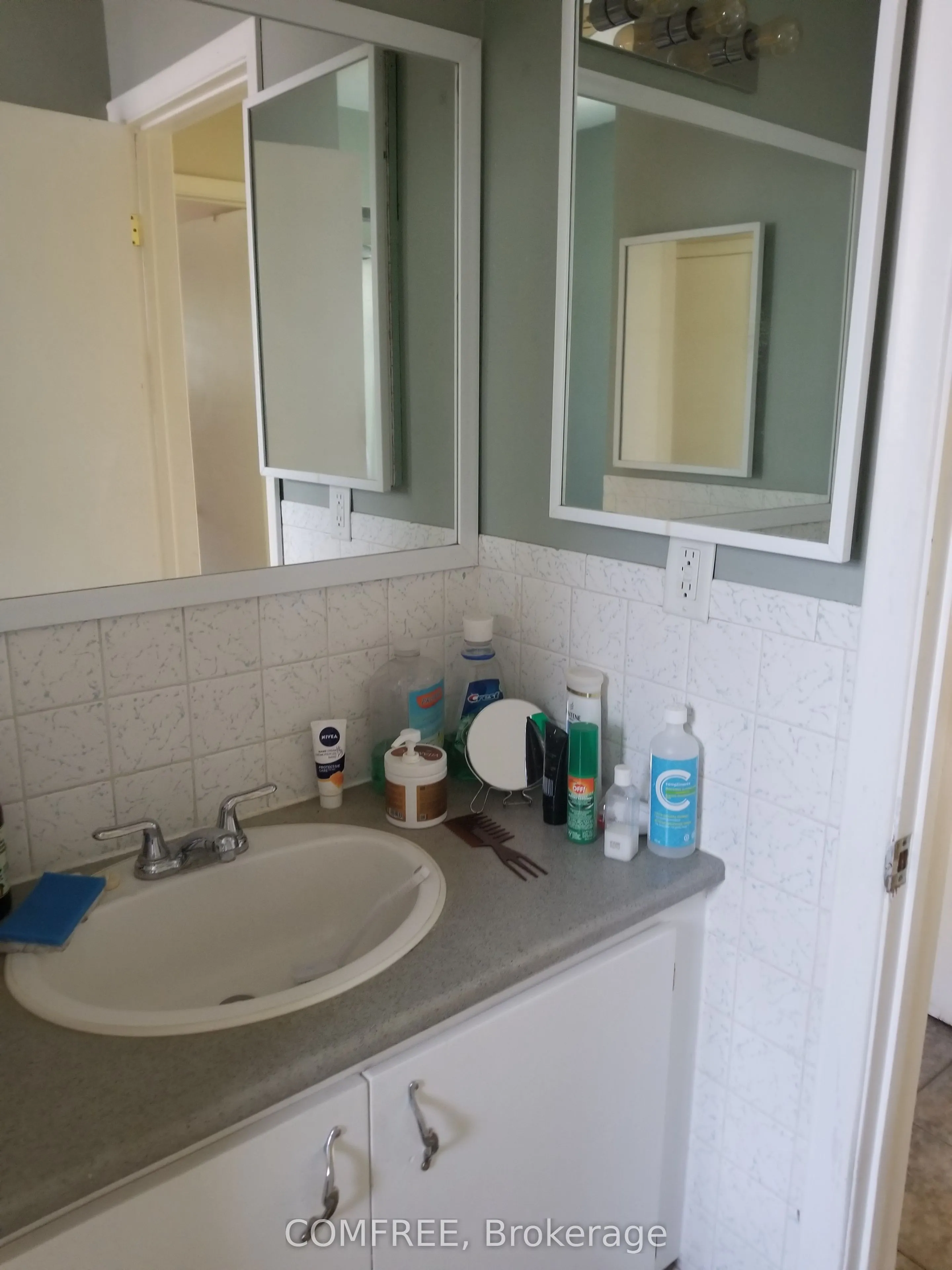 Detached kitchen at 1978 Victoria Street Innisfil