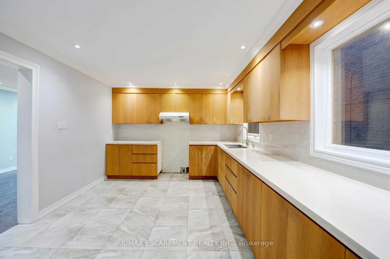 Link living room at 156 Cimmaron Street Markham