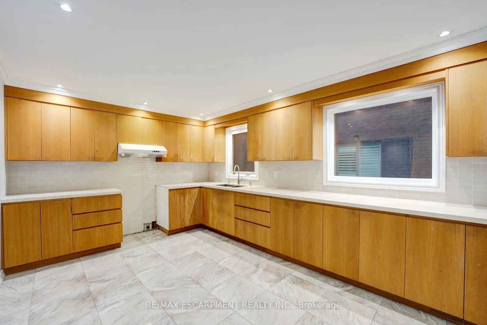 Link kitchen at 156 Cimmaron Street Markham