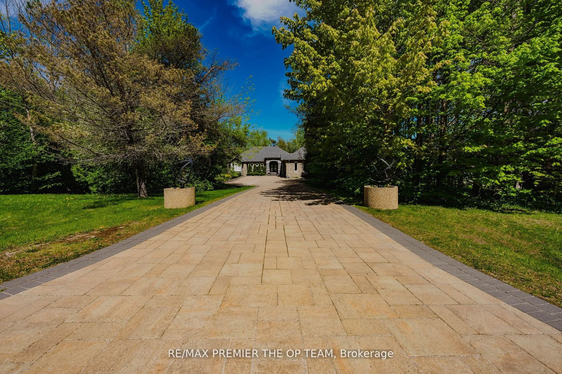 Detached living room at 1856 Innisbrook Street Innisfil