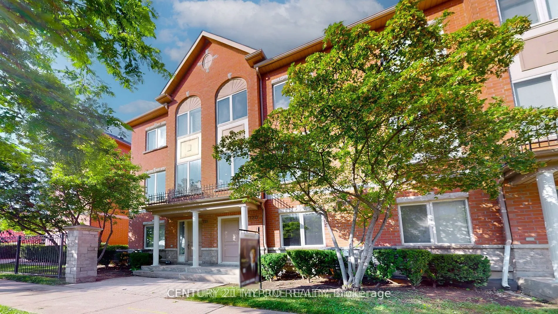 Condo Townhouse 4 bedroom 3 bathroom at 220 South Park Road in Markham - MLS# N12584170