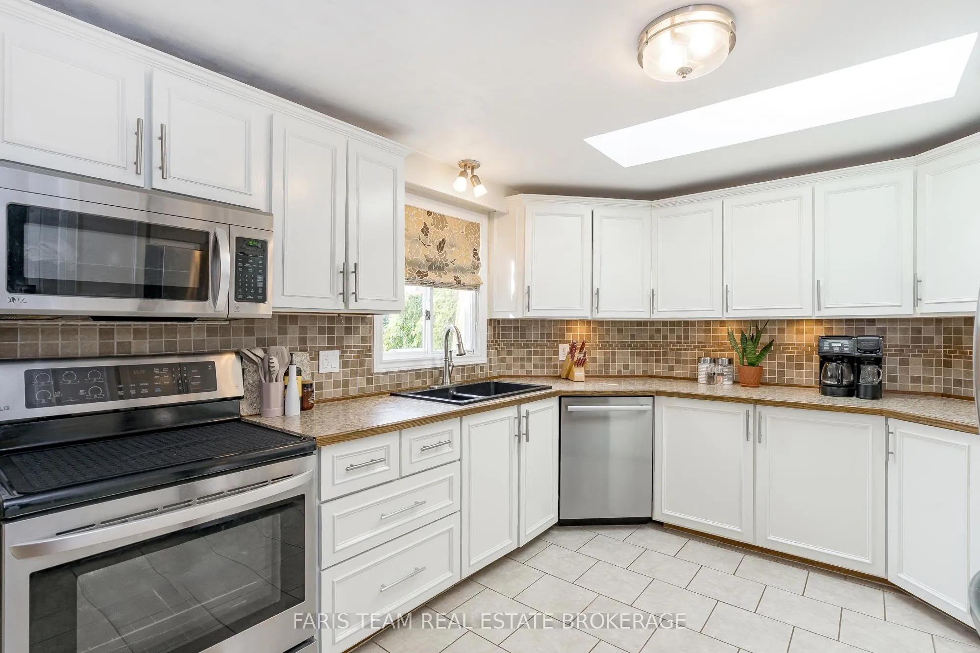 Detached kitchen at 81 Corner Brook Trail Innisfil