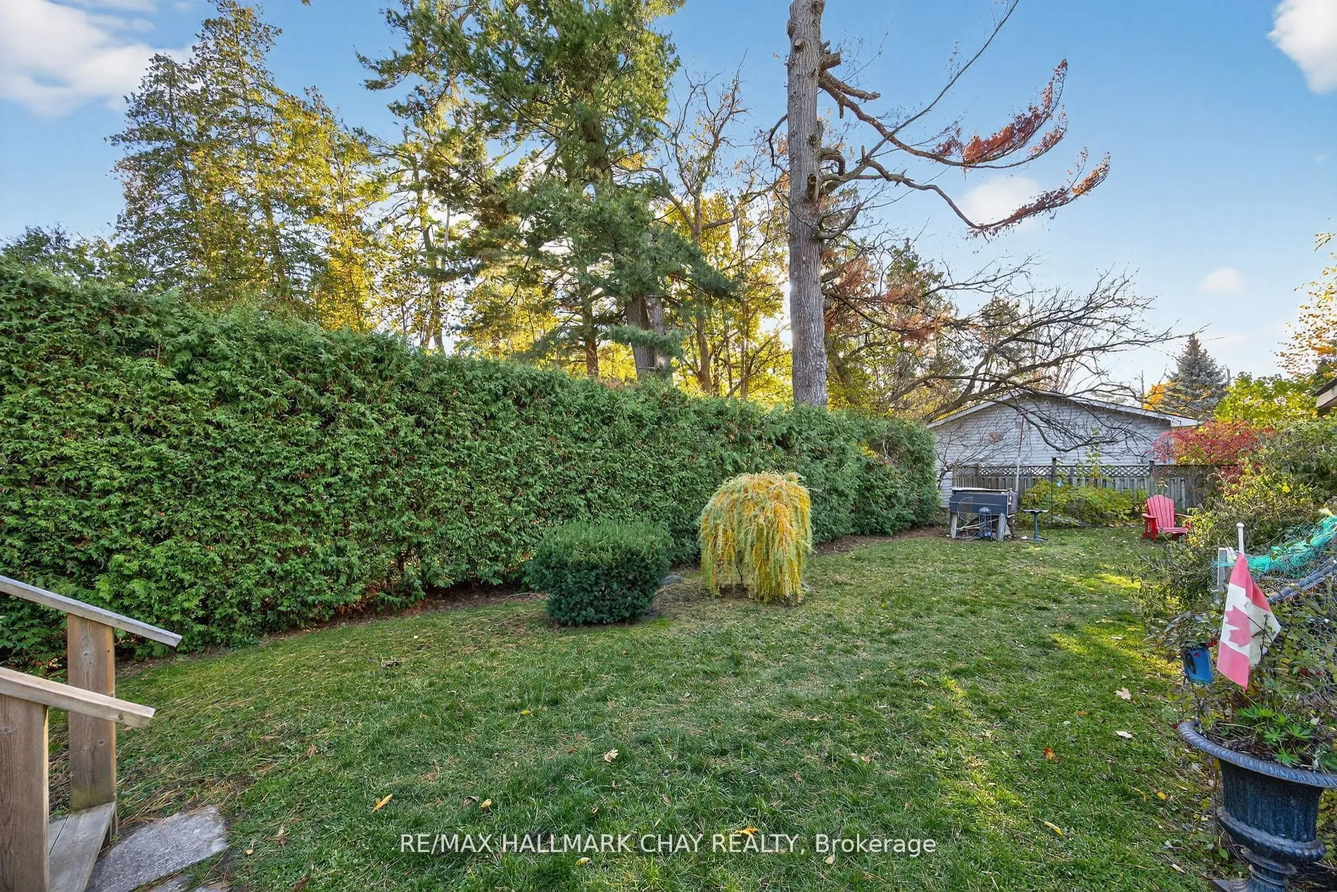 Detached living room at 2036 Northern Avenue Innisfil