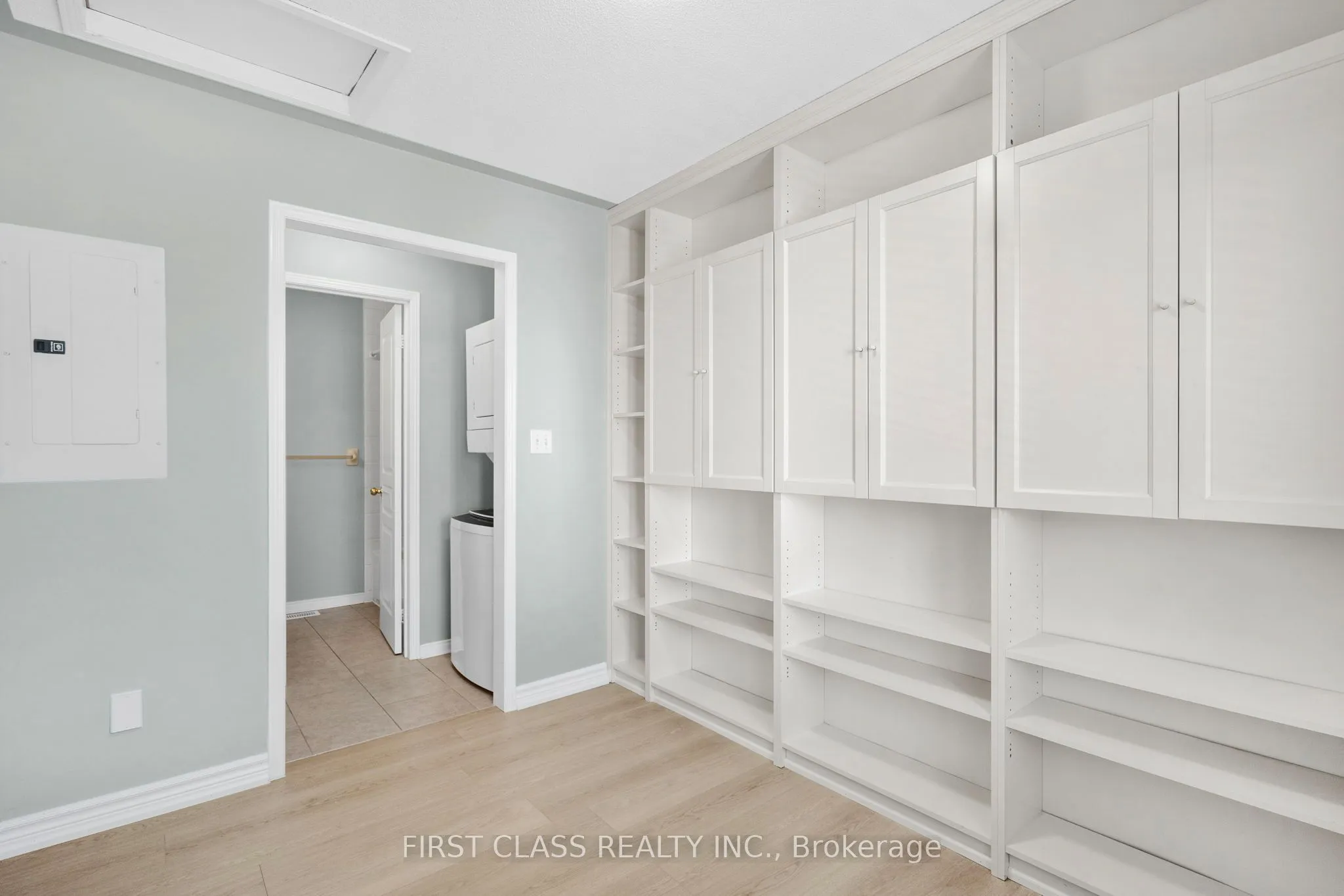 Detached kitchen at 496 White's Hill Avenue Markham