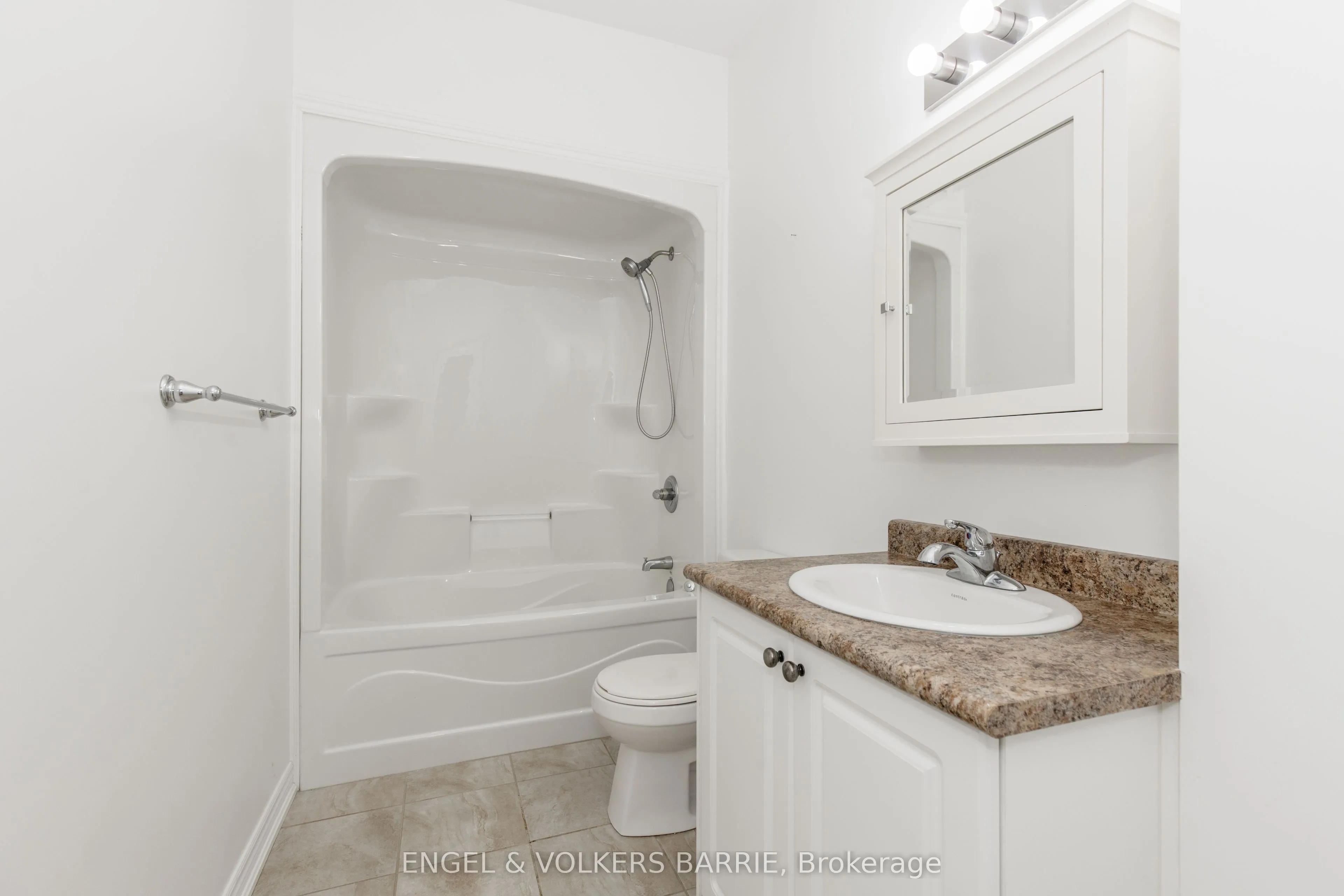 Detached kitchen at 38 Linden Lane Innisfil