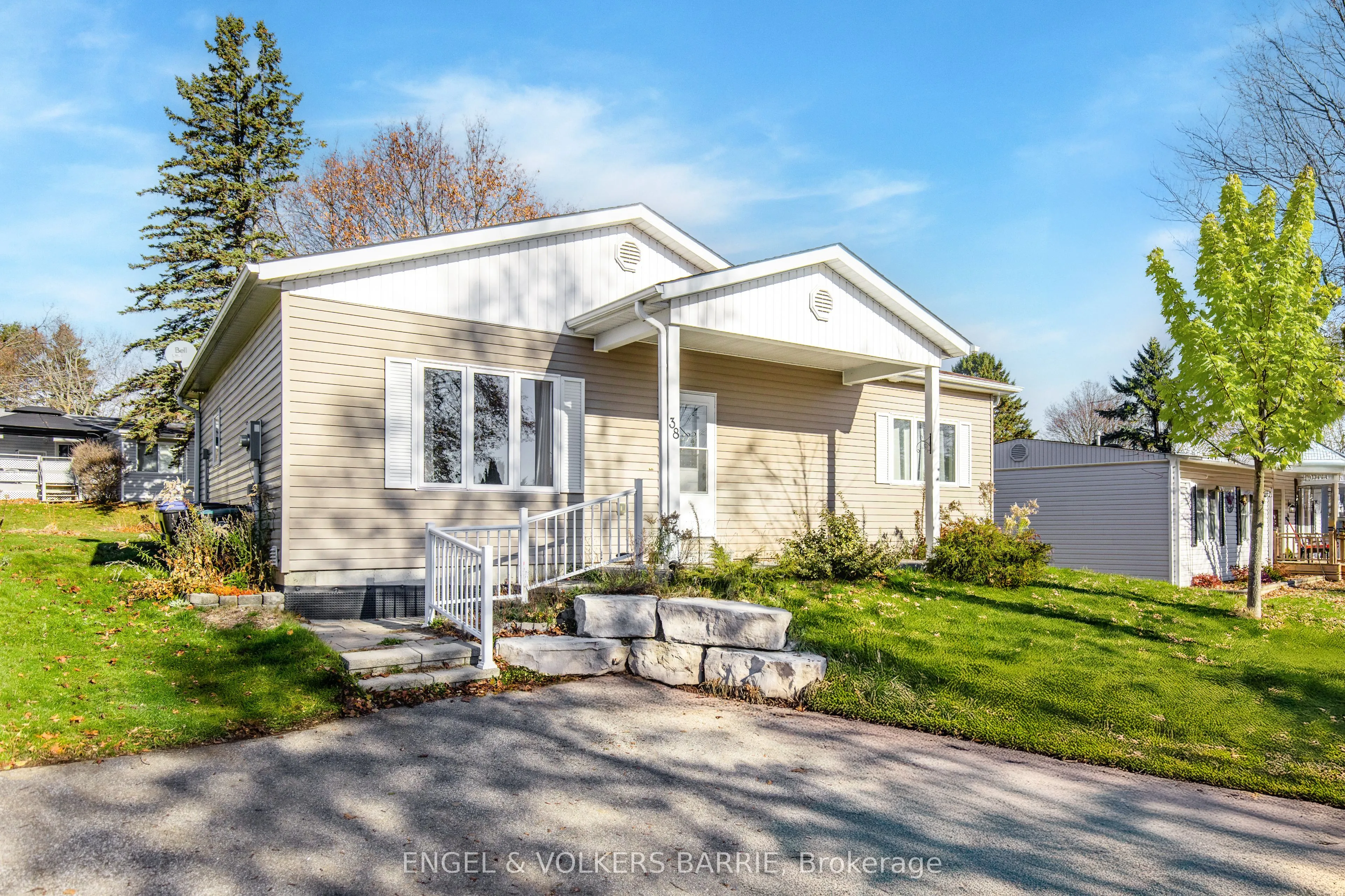 Detached 2 bedroom 2 bathroom at 38 Linden Lane in Innisfil - MLS# N12589640