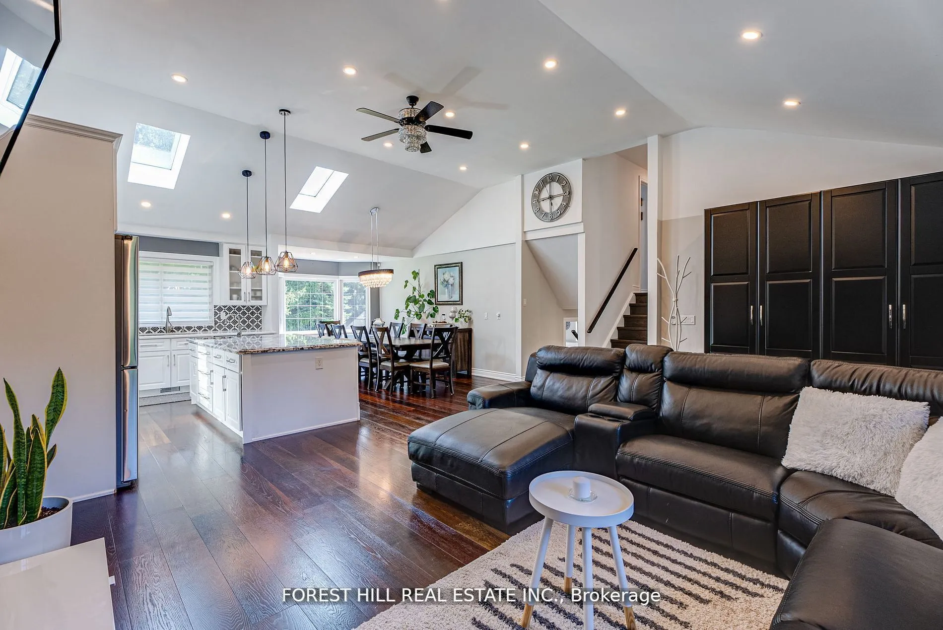 Detached kitchen at 5837 Yonge Street Innisfil