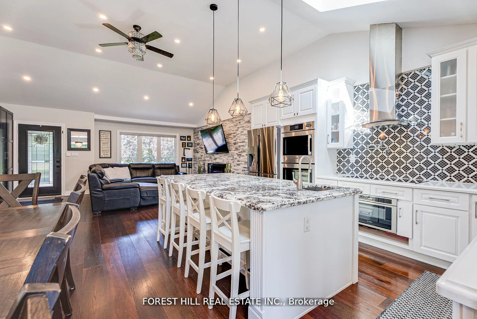 Detached living room at 5837 Yonge Street Innisfil