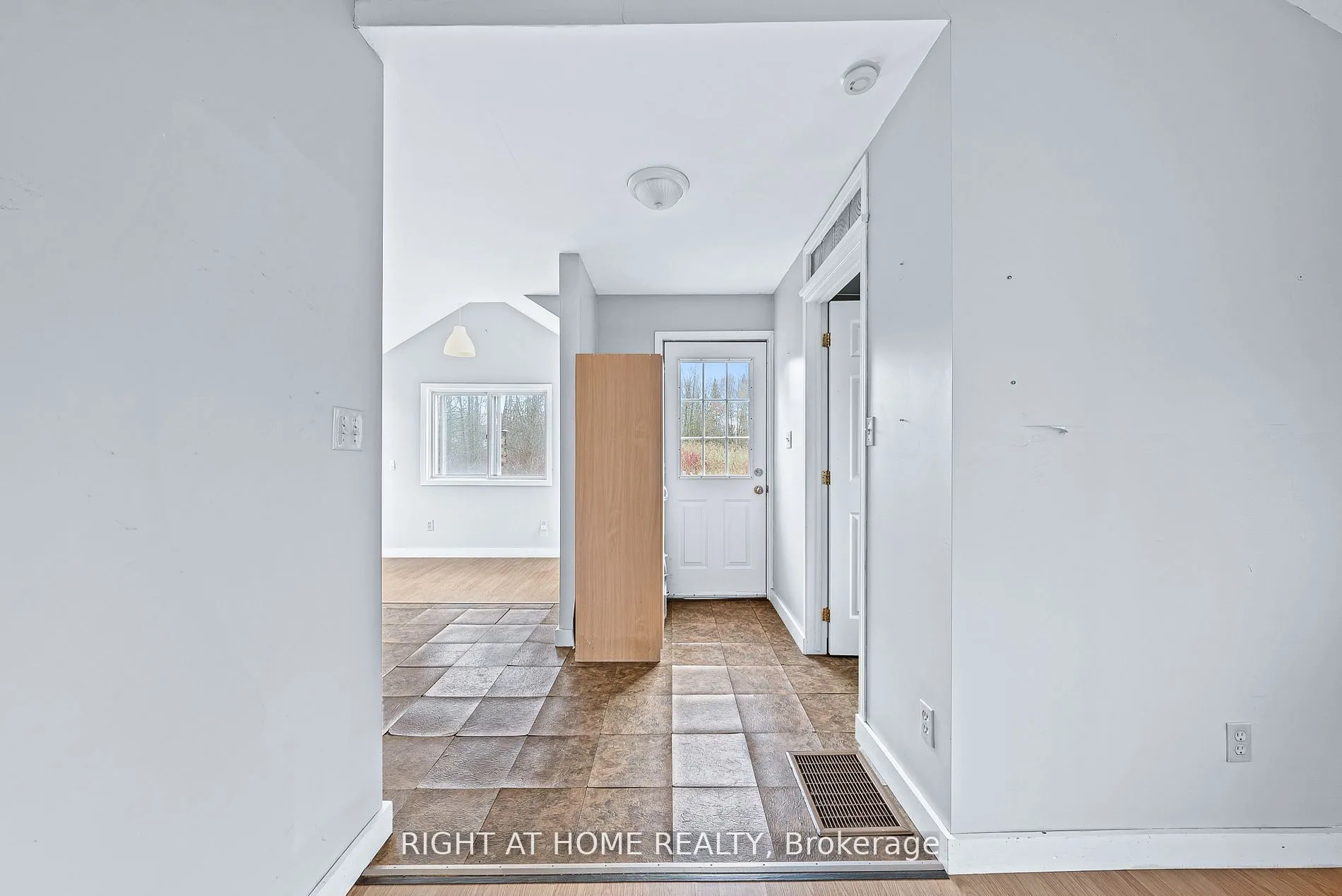 Detached interior view at 685 Reid Street Innisfil