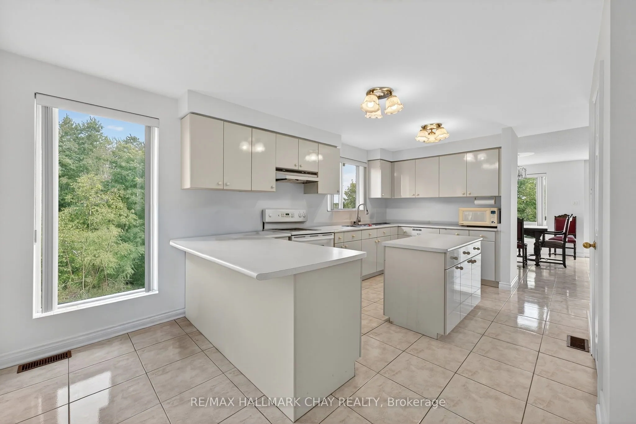 Detached living room at 2702 6th Line Innisfil