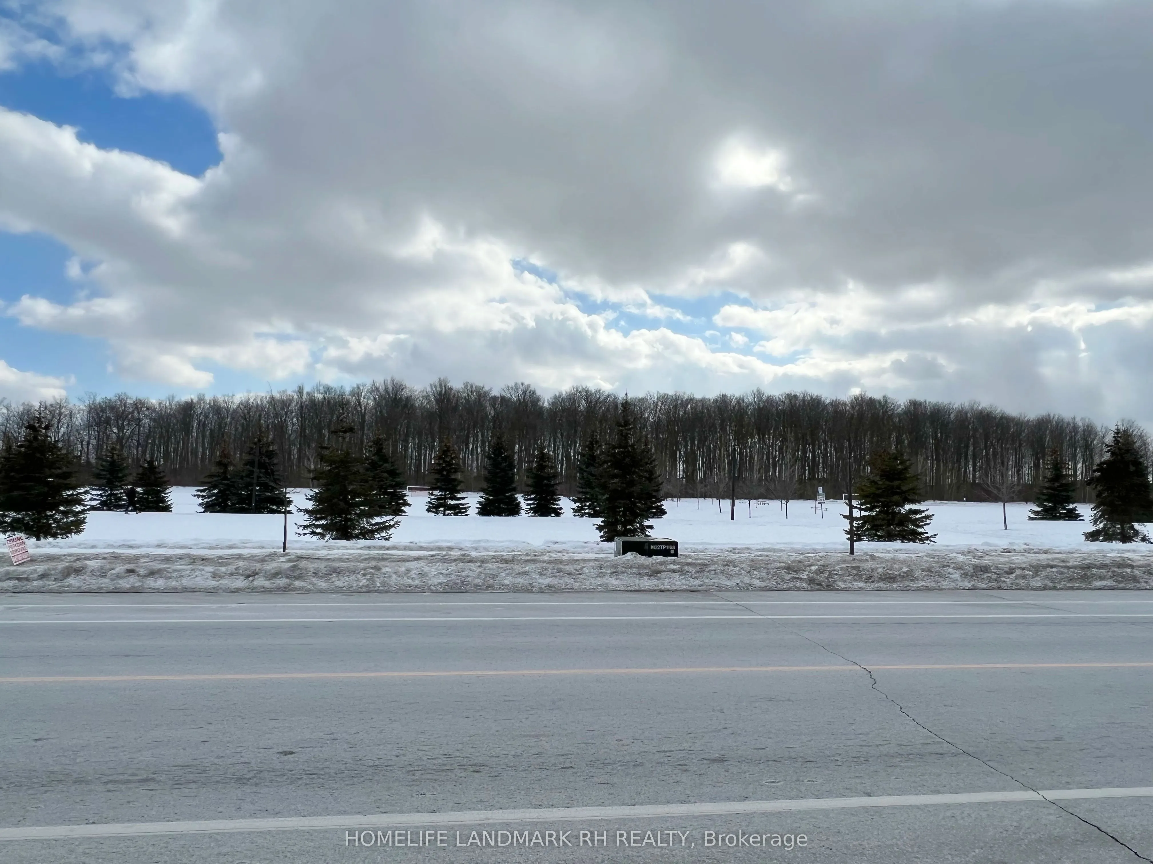 Att/Row/Townhouse kitchen at 936 Castlemore Avenue Markham