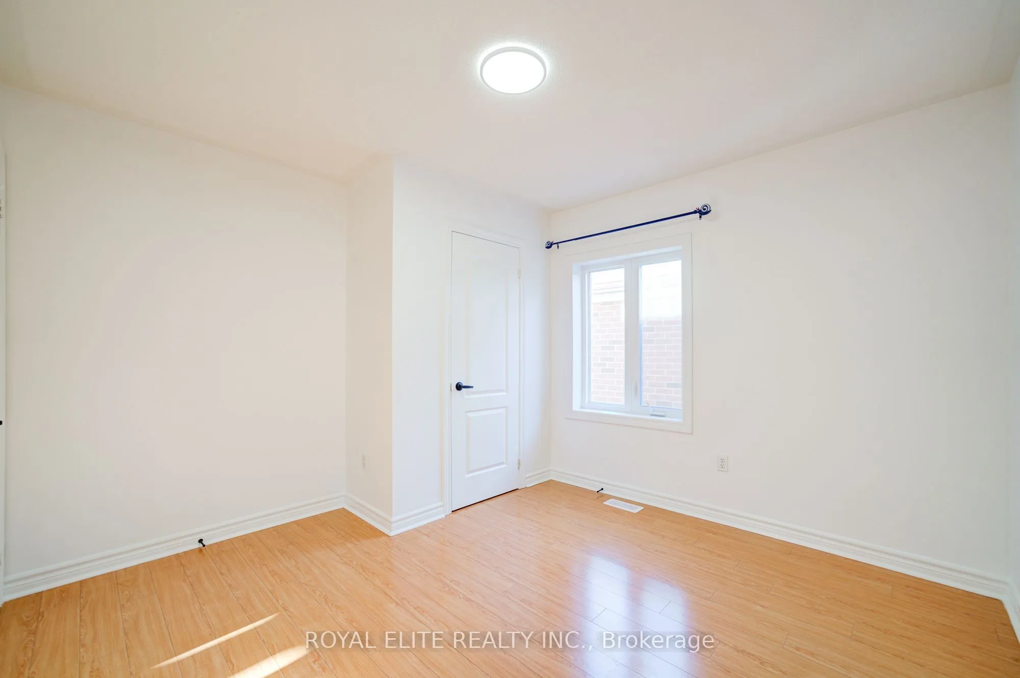 Att/Row/Townhouse living room at 358 William Berczy Boulevard Markham