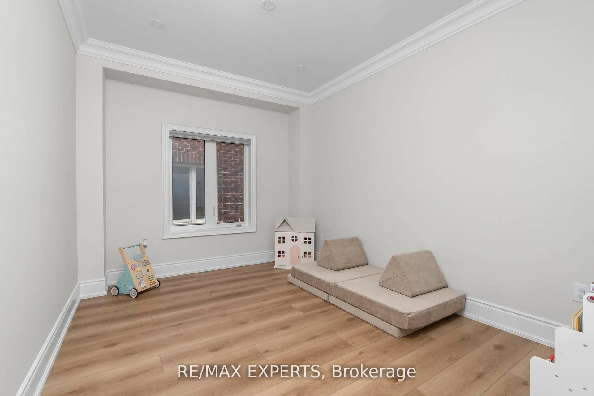 Detached living room at 1430 Farrow Crescent Innisfil