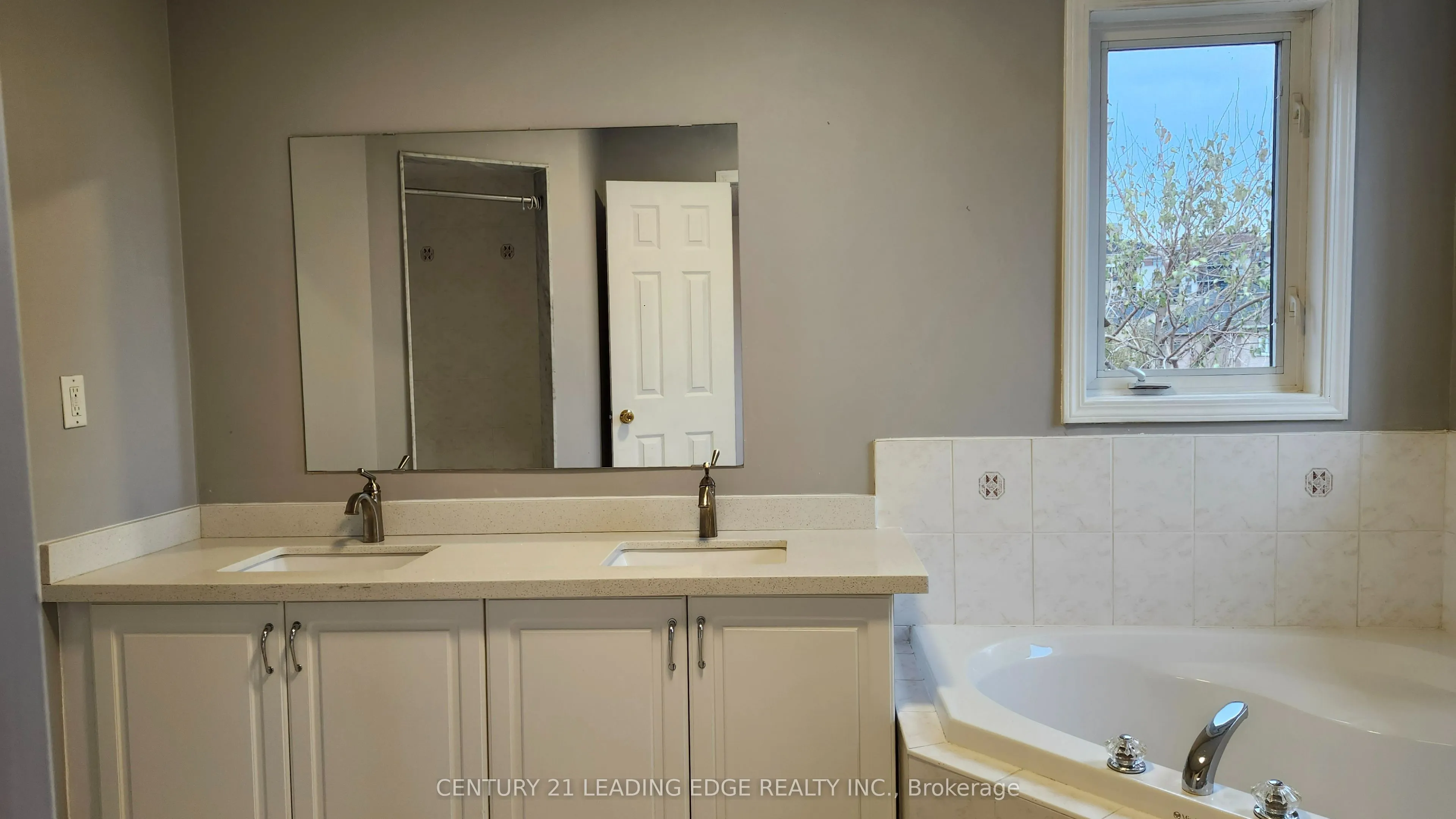 Detached interior view at 7 Angela Court Markham