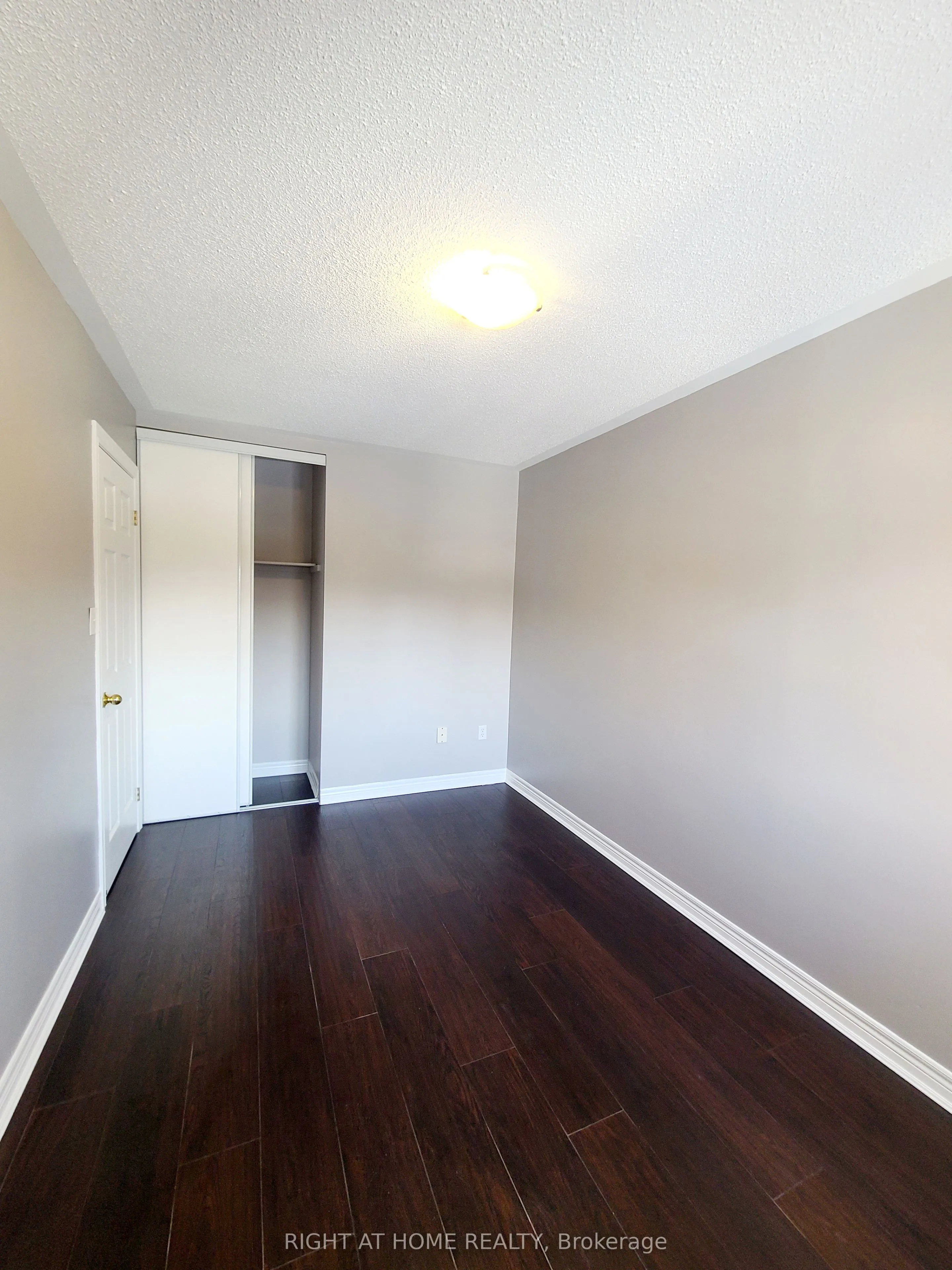 Att/Row/Townhouse kitchen at 99 Snedden Avenue Aurora