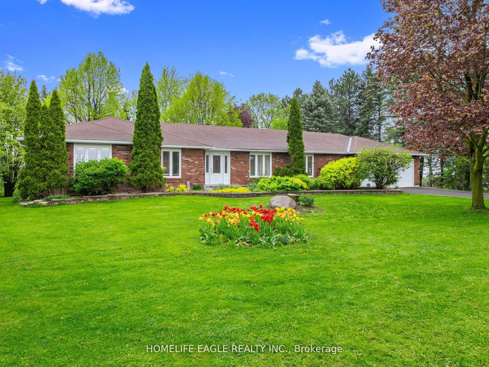 Detached living room at 2132 14th Line Innisfil