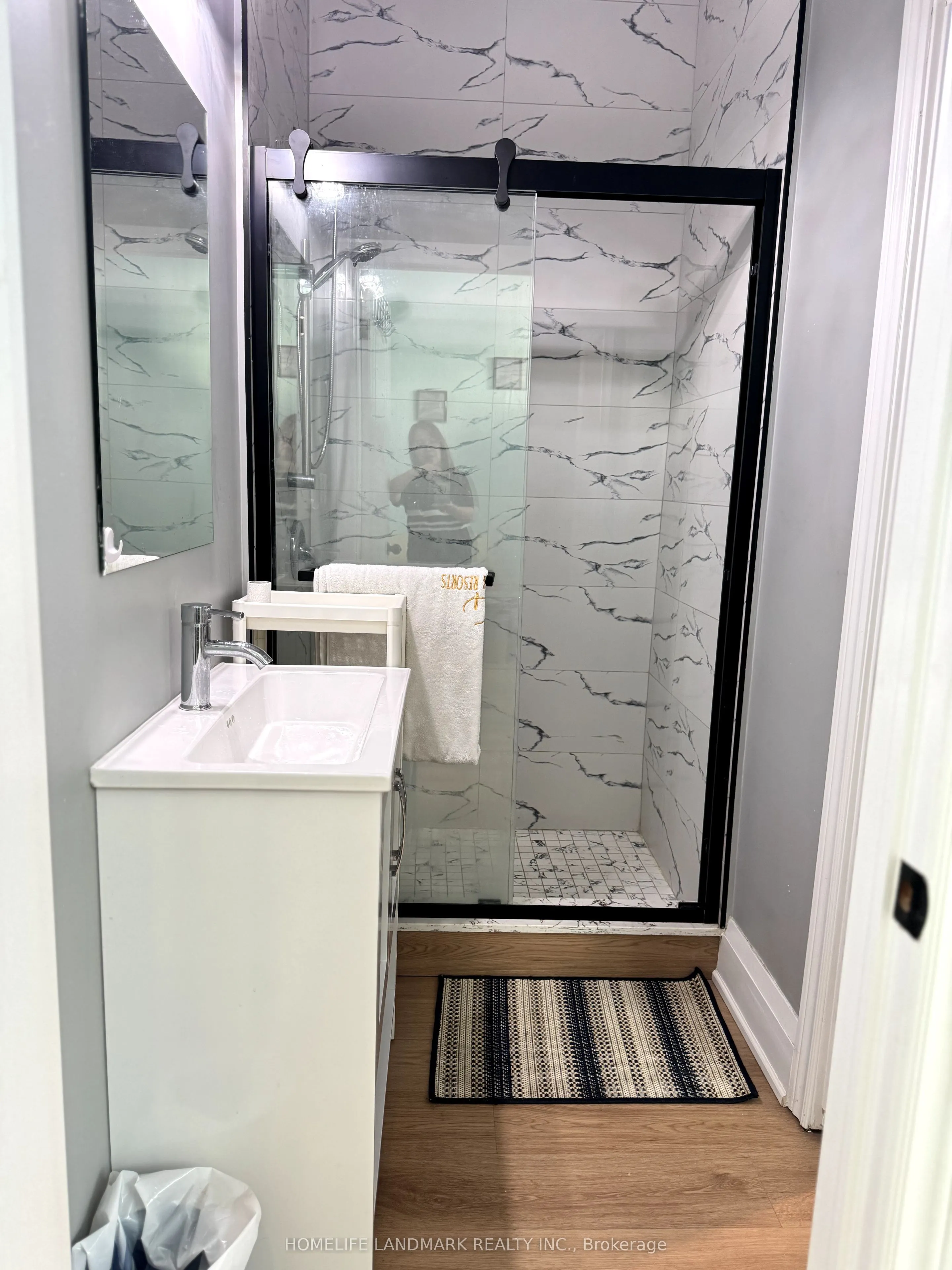 Att/Row/Townhouse kitchen at 33 Luzon Avenue Markham