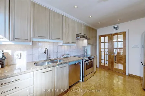 62 Seaton Drive, Aurora, ON L4G 2K3