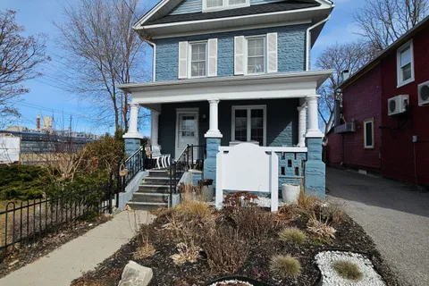 11 Main Street, Newmarket, ON L3Y 3Y1