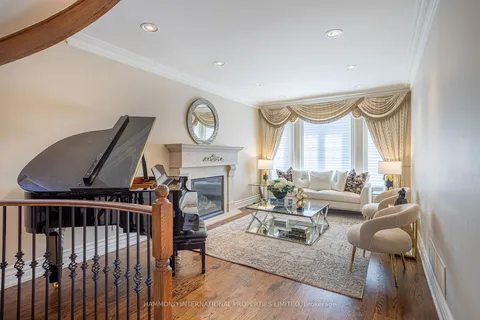 82 westwood Lane, Richmond Hill, ON L4C 6Y2