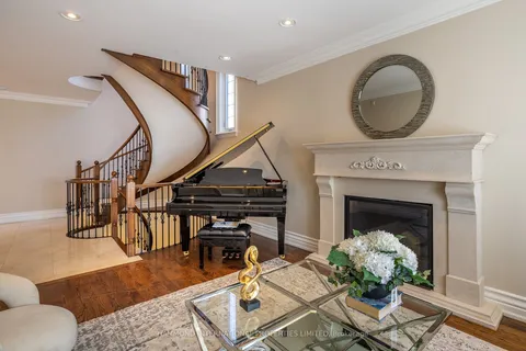82 westwood Lane, Richmond Hill, ON L4C 6Y2