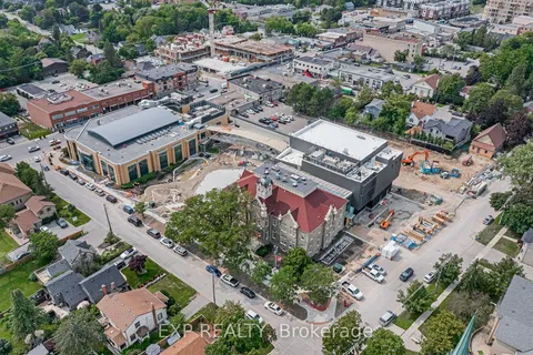 103 Gurnett St, Aurora, ON L4G 1P5