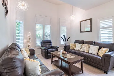 1 Ferdinand Ave, Vaughan, ON L6A 2Z4