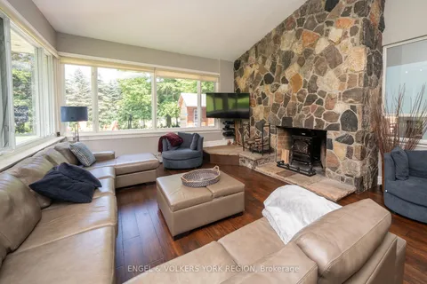 360 Kingscross Dr, King, ON L7B 1J9