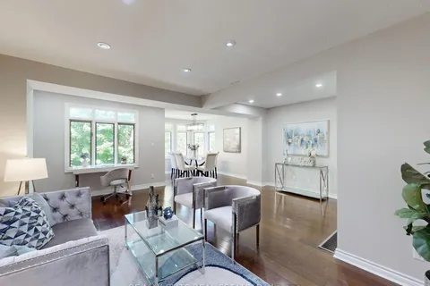 100 Seaton Dr, Aurora, ON L4G 3X1