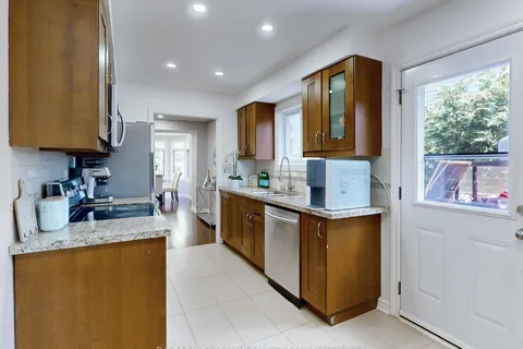 100 Seaton Dr, Aurora, ON L4G 3X1