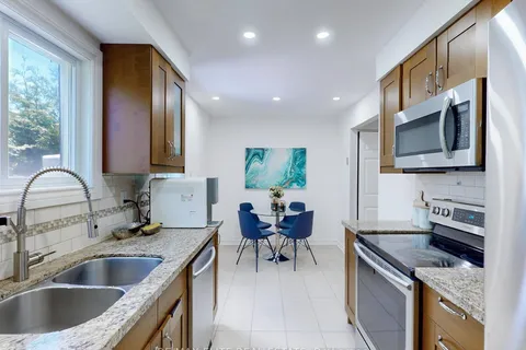 100 Seaton Dr, Aurora, ON L4G 3X1