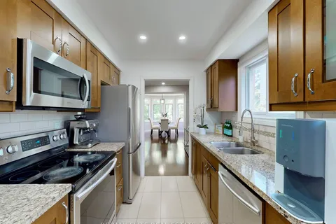 100 Seaton Dr, Aurora, ON L4G 3X1