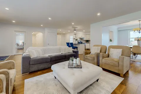 19622 Centre St, East Gwillimbury, ON L0G 1M0