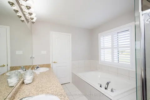 10 Mandley St, Essa, ON L0M 1B4