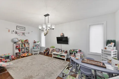 122 Widdifield Ave, Newmarket, ON L3X 1Z3