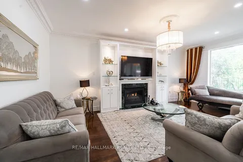 384 Kennedy St, Aurora, ON L4G 5M6