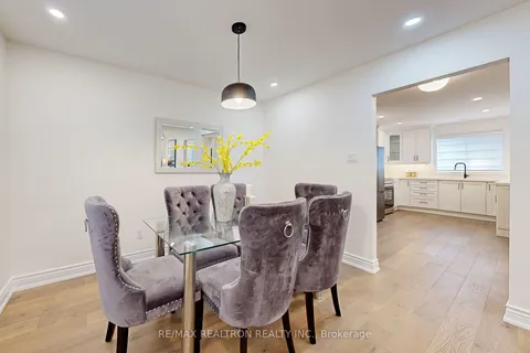 5 Illingworth Crt, Aurora, ON L4G 3T7