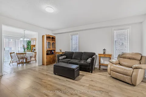 832 Sisler Ave, Newmarket, ON L3X 2T7
