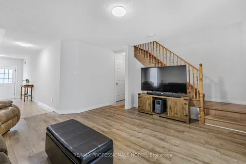 832 Sisler Ave, Newmarket, ON L3X 2T7