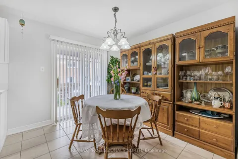 832 Sisler Ave, Newmarket, ON L3X 2T7