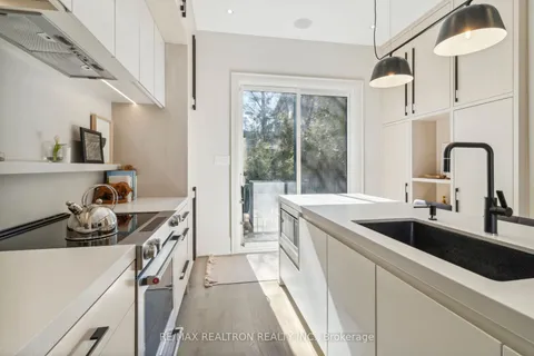 172&amp;174 Victoria St, Newmarket, ON L3Y 7K4
