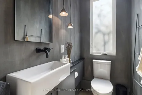 172&amp;174 Victoria St, Newmarket, ON L3Y 7K4