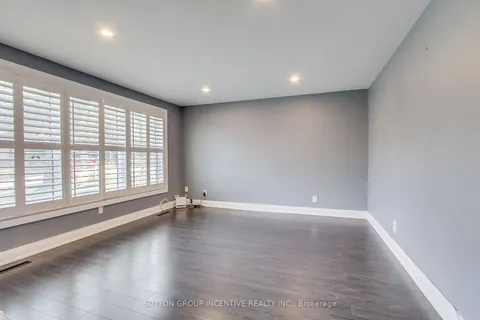 26 Miller Park Ave, Bradford West Gwillimbury, ON L3Z 1M6