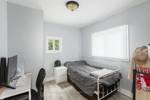 17 Second St, Georgina, ON L0E 1N0