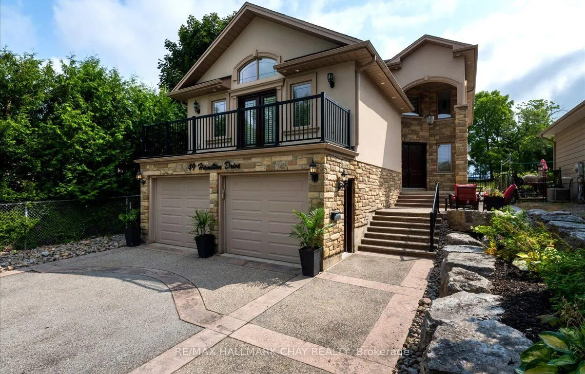 49 Hamilton Dr, Newmarket, ON L3Y 3E7
