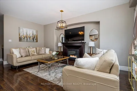 49 Hamilton Dr, Newmarket, ON L3Y 3E7