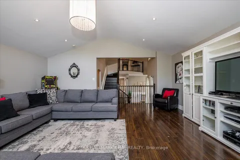 49 Hamilton Dr, Newmarket, ON L3Y 3E7